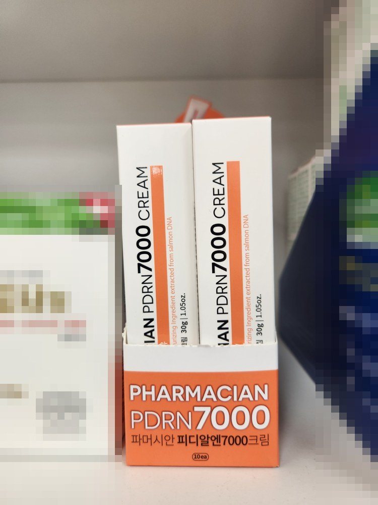 약국 매대에 진열된 파머시안 PDRN 7000 크림